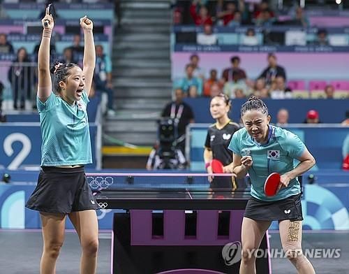 파리 올림픽 여자단체전에서 복식으로 나선 전지희(오른쪽)와 신유빈