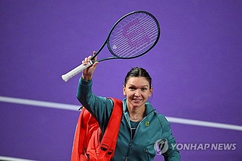 은퇴 발표 후 팬들에게 인사하는 할레프