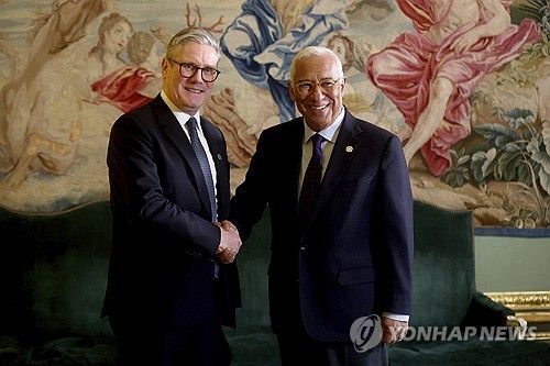 3일(현지시간) 브뤼셀에서 만난 스타머 영국 총리(왼쪽)와 코스타 EU 정상회의 상임의장