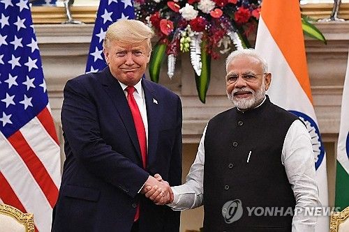 악수하는 트럼프 미국 대통령과 모디 인도 총리(오른쪽)