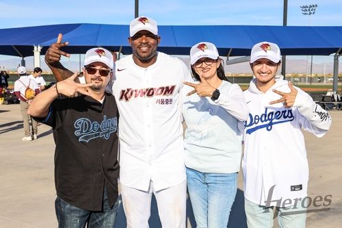 푸이그를 응원하기 위해 캠프를 찾은 현지팬 가족