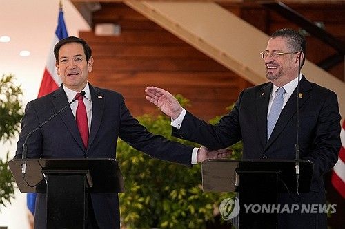 차베스 코스타리카 대통령(오른쪽)과 만난 루비오 미 국무장관