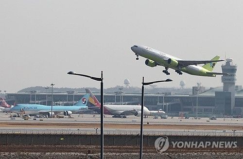 인천국제공항에서 이륙하는 항공기