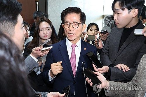 취재진에 둘러싸인 김문수 고용노동부 장관