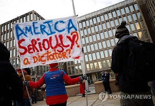 3일 워싱턴DC의 인사관리처 본부 앞에서 DOGE에 항의하며 시위하는 사람들