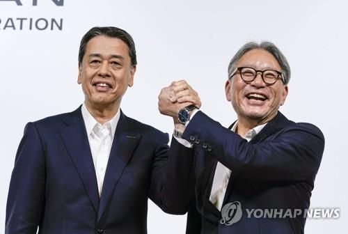 우치다 마코토 닛산 사장(왼쪽)과 미베 도시히로 혼다 사장
