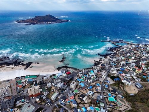 협재해수욕장과 금능해수욕장에서 바라본 비양도 [사진/백승렬 기자]