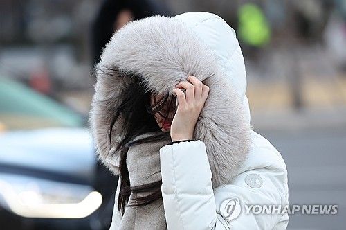 '모자 눌러쓰고'