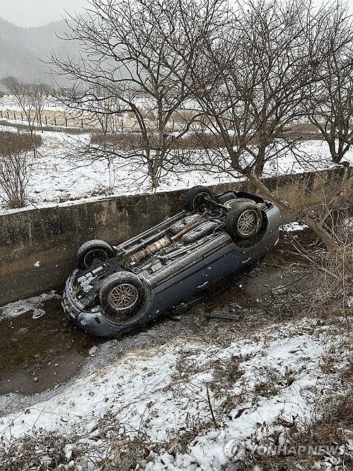 눈길에 추락한 차량