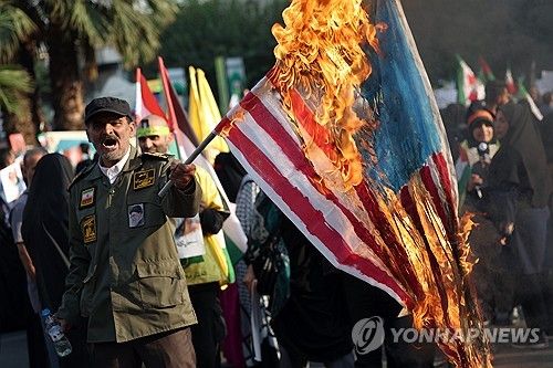 미국 국기를 불태우는 이란 국민