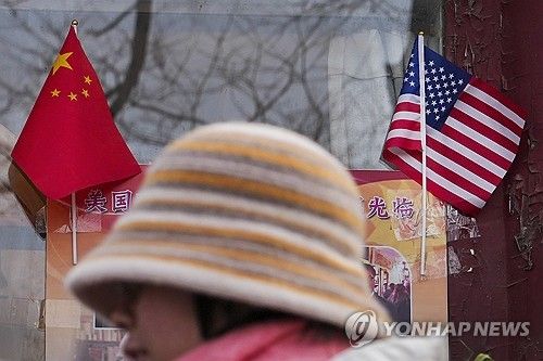 3일 중국 베이징 기념품점에 걸린 미중 국기