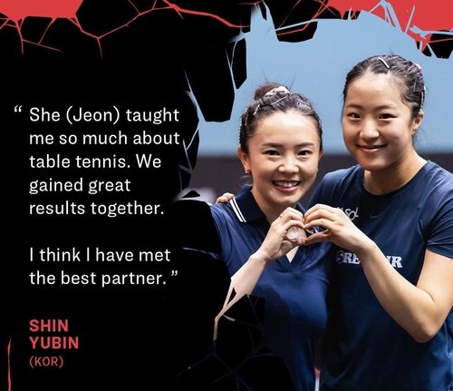 전지희(왼쪽) 은퇴 경기 후 하트를 그려 보인 신유빈