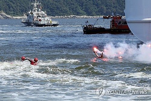 익수자 구조하는 해경