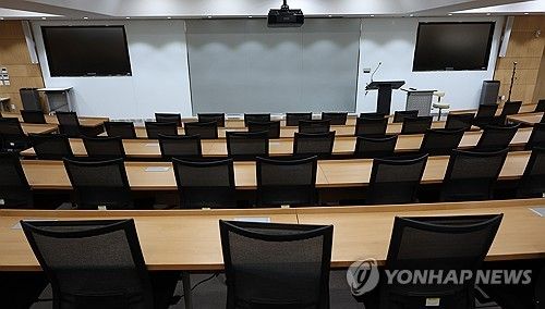 텅 빈 의과대학 강의실