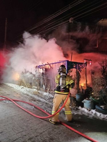 주택 화재 진압 중인 소방