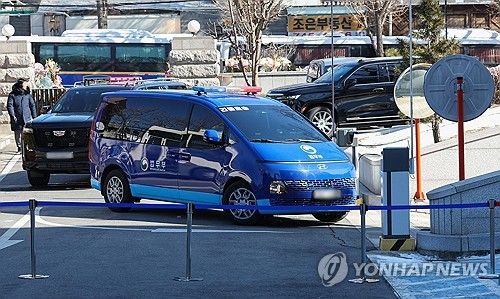 헌법재판소 향하는 윤 대통령 호송차량