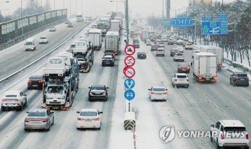 폭설에 거북이 주행하는 차량