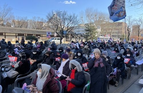 서울 종로구 노인복지센터 앞에서 열린 윤석열 대통령 탄핵 반대 집회 참석자 모습