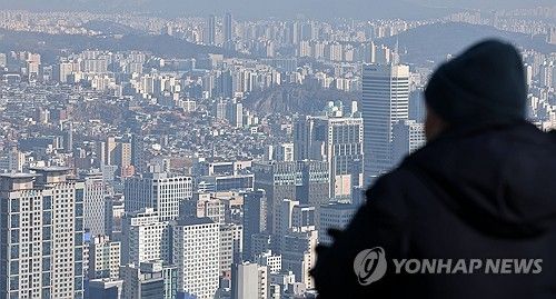 서울 남산에서 바라본 시내 아파트 단지와 빌라