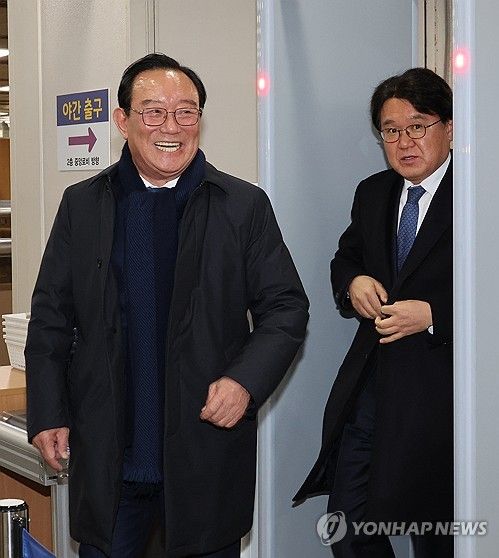 법정 나서는 송철호-황운하