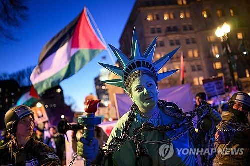 백악관 앞에서 시위를 벌이는 활동가