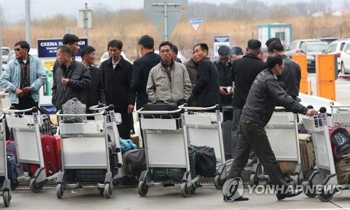 블라디보스토크 공항의 북한 주민들