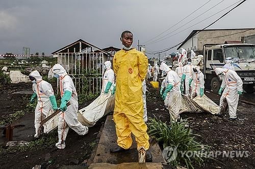 민주콩고 동부 고마시에서 내전 사망자 시신 옮기는 적십자 대원들