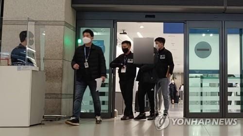 아동 성착취물 제작 배포 혐의 20대 송환 모습