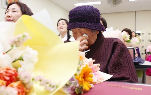 만학도의 '눈물의 졸업식'