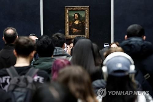 모나리자를 보기 위해 몰려든 관람객들