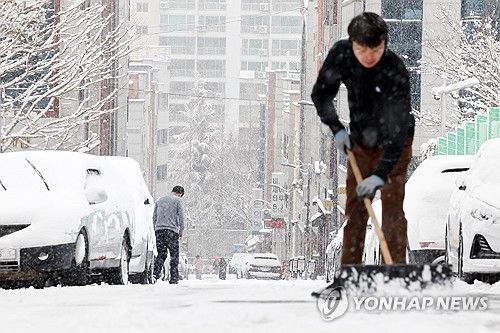 제설 작업으로 분주한 시민
