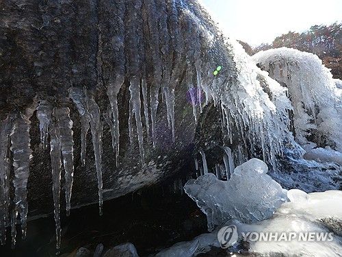 매서운 한파에 고드름