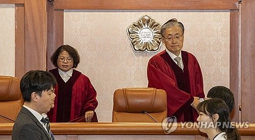 한덕수 국무총리 탄핵 심판 2차 변론준비기일 입장하는 헌재 재판관들