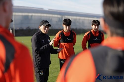 정경호 강원FC 감독이 튀르키예 전지훈련 중 선수들에게 설명하는 모습. 