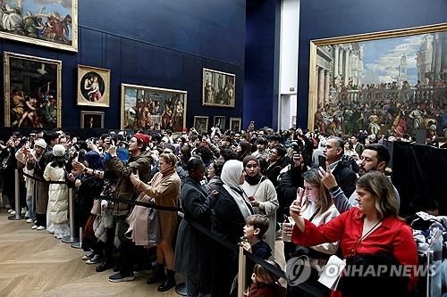 모나리자를 보기 위해 몰려든 구름 인파