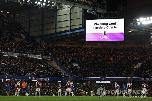 첼시와 웨스트햄의 경기 도중 VAR 판독