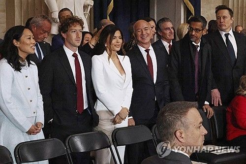 (워싱턴 AP=연합뉴스) 1월 20일(현지시간) 미국 의회에서 열린 취임식에 참석한 산업계 인사들. 오른쪽부터 일론 머스크 테슬라 CEO, 순다르 피차이 구글 CEO, 제프 베이조스 아마존 창업자, 베이조스의 약혼녀 로런 산체스, 마크 저커버그 메타 CEO, 저커버그의 부인 프리실라 챈. 