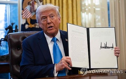 행정명령 서명한 트럼프 대통령