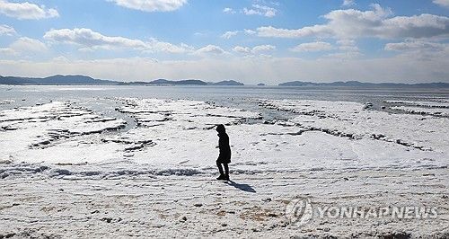 지난 4일 얼어붙은 인천 동막해수욕장