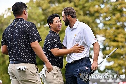 지난해 9월 프레지던츠컵에서 경기 후 인사하는 김주형(가운데)과 셰플러(오른쪽)