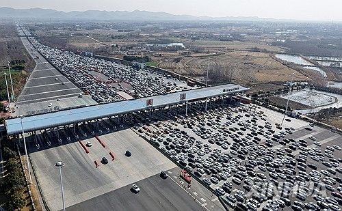 중국 춘제 귀성객 몰린 고속도로 요금소