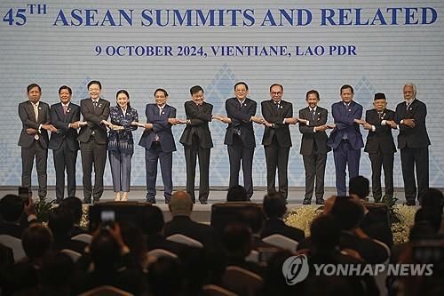 손 맞잡은 아세안 11개국 정상들