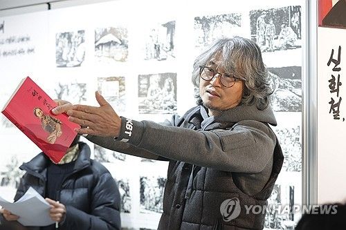 전시 소개하는 노순택 작가