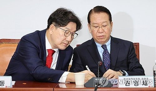 대화하는 권성동 원내대표와 권영세 비대위원장