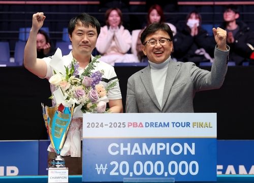 드림투어 파이널 정상에 오른 김태호(왼쪽)와 PBA 장상진 부총재