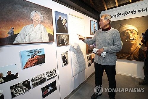 전시 소개하는 신학철 화백