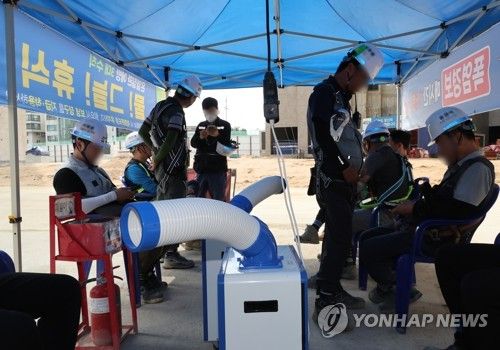 폭염 속 휴식하는 현장 근로자