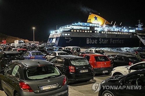 4일(현지시간) 산토리니섬에서 페리 탑승 대기하는 차량들의 모습