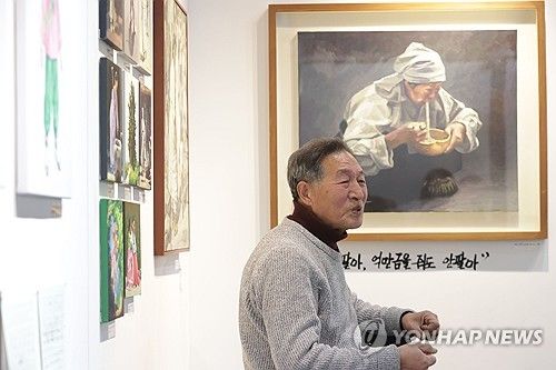 작품 소개하는 신학철 화백