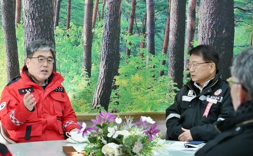 울진서 산림재난 예방 방안 논의하는 산림청장